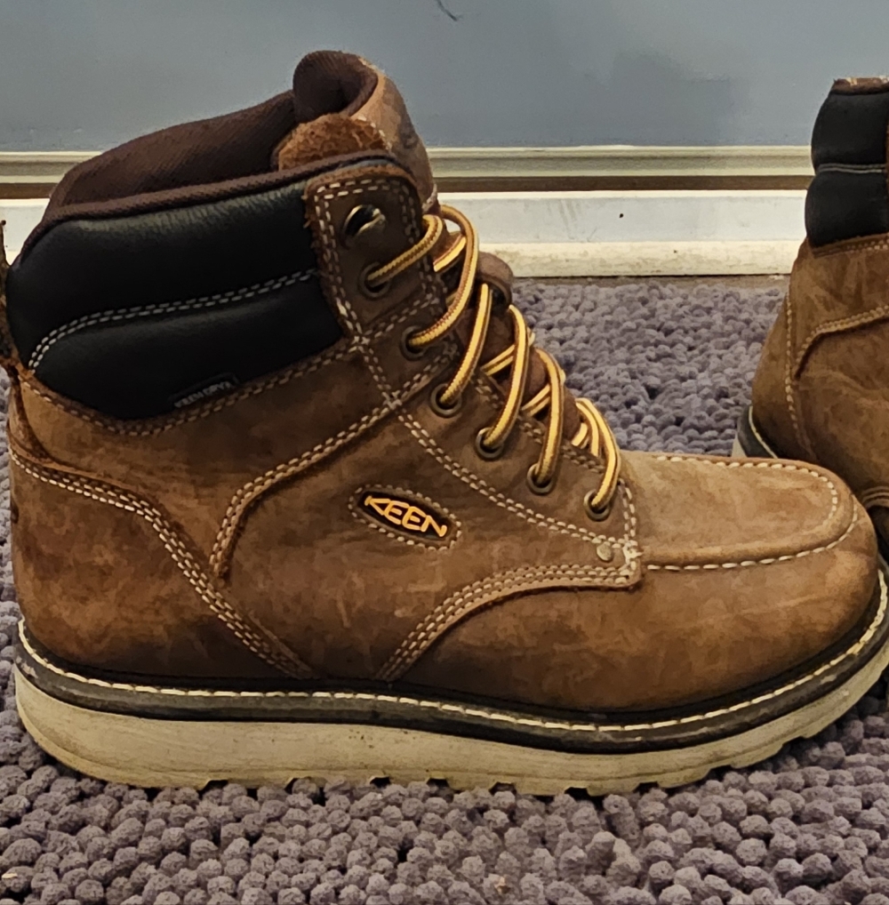 Keen Men's Brown Leather Moc Toe Boots with Yellow Laces - Picture 2 of 6